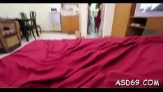 播放 用严重潮湿的刑警鞋表演