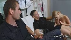 播放 破碎的男人让不正常的朋友用美元符号来诱惑他的女朋友