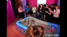 Redare Retrageți 1000 de porno porno cu alimente solide