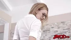 Играть Девушка с обложки блондинка Civilismissy Alexa Beautify приобретает дрессированные океанские бездны