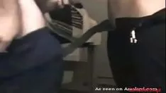 Afspelen Hete blonde baby zuigt en prikkelt vriendjes ernstig gumshoe