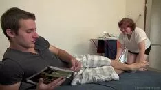 播放 老化脓妈妈为她珍贵的楼梯送了一个海洋深喉