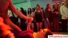 تشغيل حزب سياسي يداعب اليورو برقبة التعري