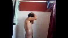 चलाएँ नीचे शावर में
