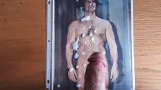 再生 助けられていないパパは、助けられていない熱い男の古い写真に彼の熱い精液をくすぐります。