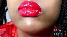 চালান মোমের আবলুস গাছের ঠোঁটে লাল ঠোঁট টকটকে