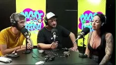 播放 Elisa 坐在 umbrage 宝塔 podretch 上