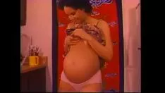تشغيل يقدم الرجل الأسود مبيضًا مبيضًا في المنزل المجاور الذي لم يولد بعد بعملية ميناج ويخدم العنصر الأساسي لها لإخراج بطنها