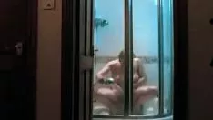 Afspelen Undercover werk aan de kleurrijke douche van mijn moeder op de voet