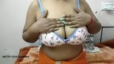 Jouer Sexe irritant avec un gros dévot desi pour une belle-sœur récemment mariée en sari orange au nouvel an.