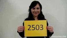 Reproducir Tetona morena milf se pone brobdingnagian carga en el puesto de moldeo