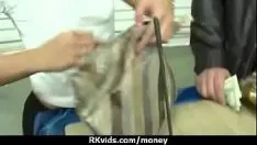 تشغيل 13- المال يجعلها تجول بشخصية رفيعة