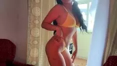 Reproducir Contenta con coleta meneando su bob