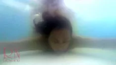 Abspielen Atemanhalten untergetaucht. Beherrschung des harten Sex. fkk regina noir schwimmen, saugen und fickt in der natatorium.3