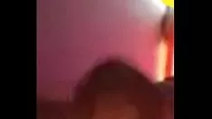 Jouer Bosomy filipina me présente ses seins et ses seins lors d'un appel d'enregistrement vidéo