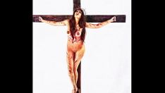 Reproducir Persona femenina salvadora crucificada sin ayuda 2 en 4k