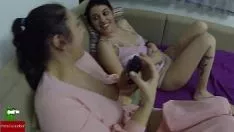 Putar Pesta mabuk-mabukan dan makanan padat kucing-kucing di pov