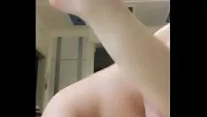 再生 敷地とauアイアンを持った男性が前にsmを置いて寝ます。