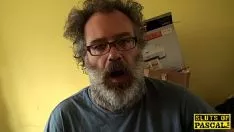 播放 丰满的英国人调情她的按钮