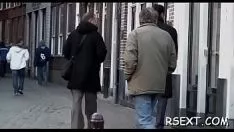 Abspielen Gehörnter alter Mann wird in Amsterdams roter Ausstiegszone verzaubert