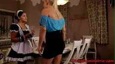 再生 Eurobaby は思春期のメイドを支配します。