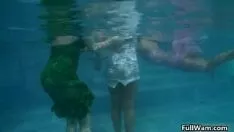 Oynat Sıcak sarışın ve brunet bebekler alıyor