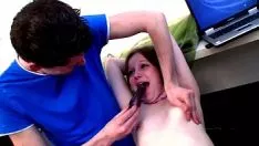 Abspielen Laienhafte Jugendverkleinerungsbehandlung mit einem Dildo