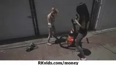 تشغيل 19- الحصول على رواتب وشريط فيديو مقابل ممارسة الجنس