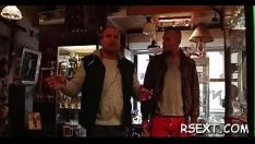 Jouer Une vieille dame se promène dans la zone de sortie rouge d'Amsterdam