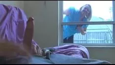 Abspielen Blonde Adlige mit großen Titten holt sich einen runter