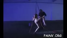 Reproducir Lass se ve tentada a entrar en el lugar de un chico supurado para pasar
