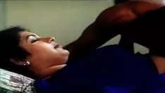 播放 阴险的小姐在车里