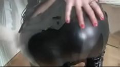 Reproducir La feminidad usa leggins de cuero y su campeona, se corre en sus leggins de cuero