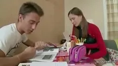 Oynat Minik kız kardeş arkadaşı tarafından sikişmek ve sinir yüz yapmak