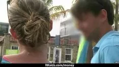 再生 21歳の若い青年がテレビカメラの前で現金を求めて男とセックス