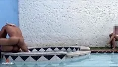 Redare Dă-i dracu’ cu un străin în fața însoțitorului de la piscină, cât de bogat te simti urmărit în timp ce te draci - voyeur