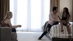Играть Лесбиянка впервые наблюдает, как ее жену трахает член