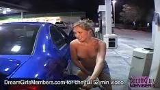 Jouer Public incroyablement risqué clignotant avec une chaude étudiante blonde