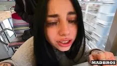 Riproduci Faccio il bel culo della mia amica cilena su un treno pubblico e a casa sua dopo esserci rivisti