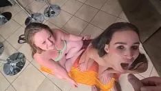 播放 两个女孩交换小便并吞咽。观点看法。两轮小便。