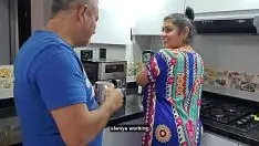 Jouer Aly suce la bite d'apu dans la cuisine !