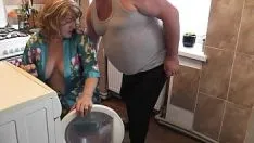 Afspelen Jong en oud. harde seks. sexy blonde milf frina besloot kleding en ondergoed te wassen. op dat moment kwam haar oude buurvrouw met een stijve lul de keuken binnen, stak het hoofd van de milf in de wasmachine, neukte de milf op z'n hondjes en kwam klaar in haar poesje. klaarkomen