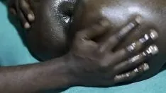 Putar Close up (anal) creampie dengan kayu eboni amatir
