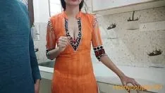 تشغيل امرأة غنية دفعت الإيجار للمالك للحصول على مؤخرتها xvideos.com