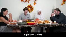Riproduci Hijab family: cena del ringraziamento con la fidanzata in hijab-nadia bianco