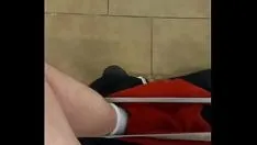 Reproduzir Gozando tranquilamente no banheiro da empresa