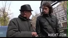 再生 心地よいフワフワしたインマニューバを与え、彼女のはげかかった禿げたひび割れを打ち負かす