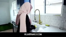 Reproduzir Hijabfamily - milf em hijab me ensina mais nozes em novembro