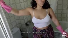 Jouer Thepaug, femme de ménage latina, nettoie la salle de bain et la grosse bite de son patron.
