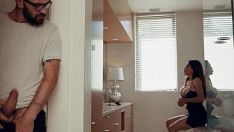 تشغيل أنا أستمني سراً بينما تغير ملابسها